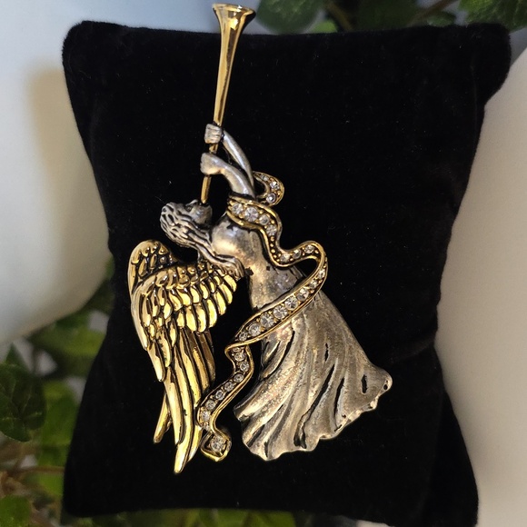 Vintage Jewelry - Vintage Angel Blowing Horn Brooch Pin